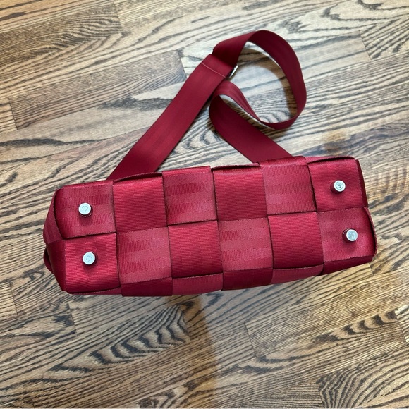 Harvey’s ruby messenger seatbelt bag NWOT EUC $124 - Picture 5 of 9